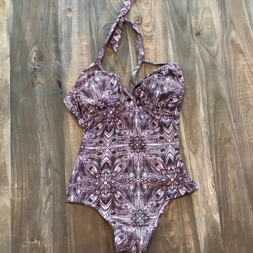 Swimsuitsforall. Ashley Graham one piece suit.
